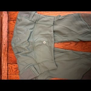 Lululemon cropped leggings with mesh inserts, perfect condition, teal, size 4